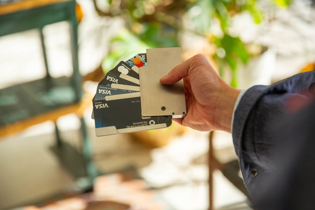 Leather vs Metal Minimalist Wallets: Which Should You Choose? 1 shuffle_wallet_27