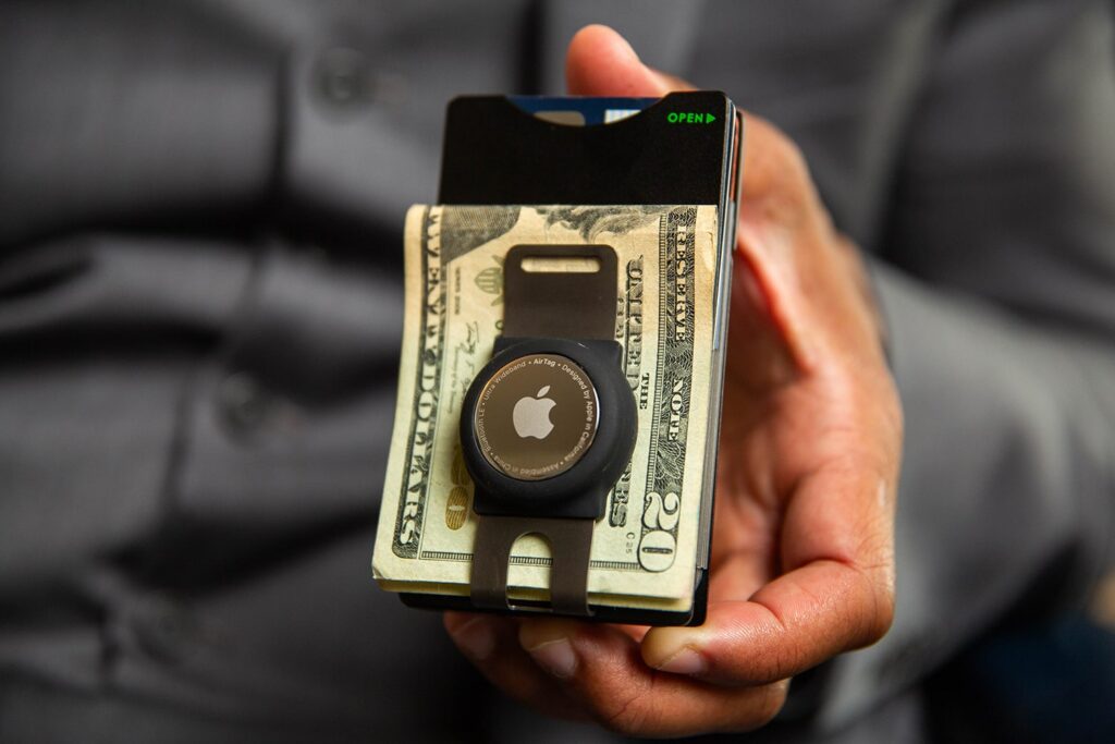 Get Ready to Learn the Art of Carrying Less 1 shuffle_wallet