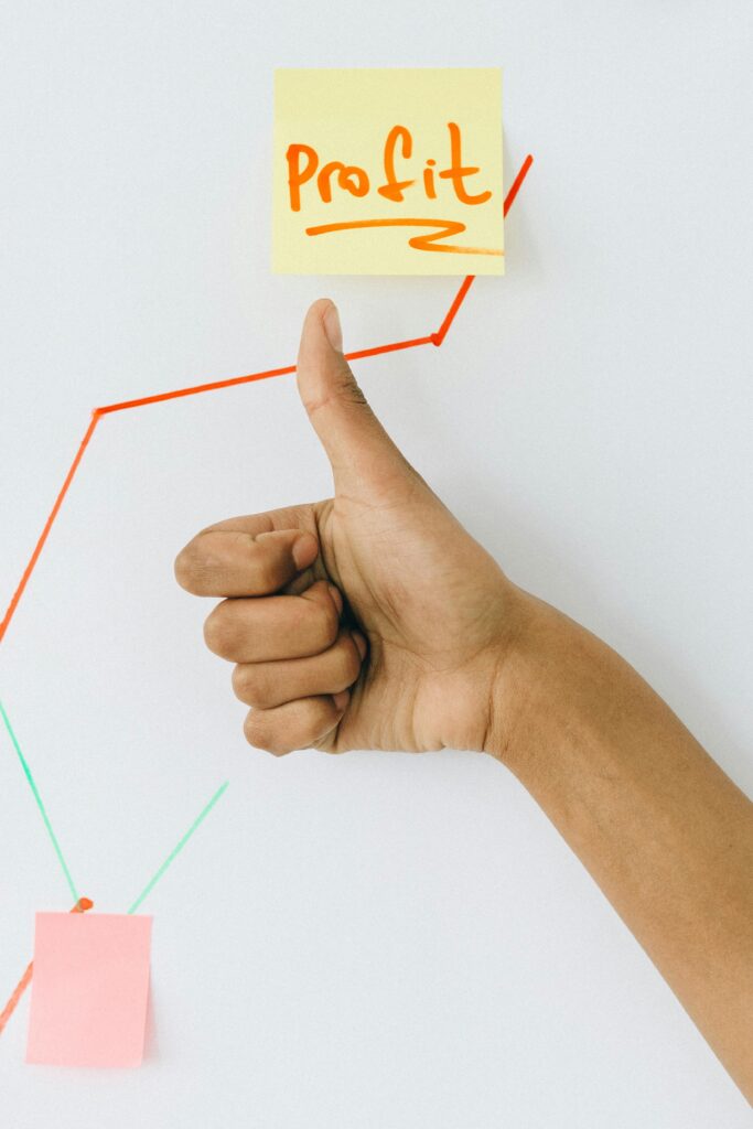 Why New Traders Need to Use a Trade Assistant in MT5 1 Trade assistant in MT5 leads to profit, shown by a hand giving a thumbs-up next to a chart with the word 'Profit'.
