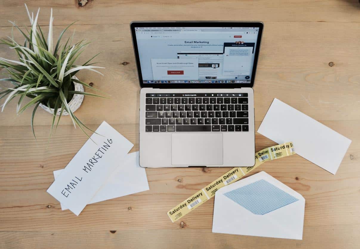 email marketing using laptop