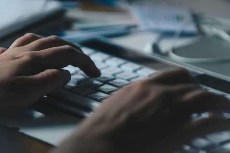 person_using_black_and_gray_laptop_computer-scopio