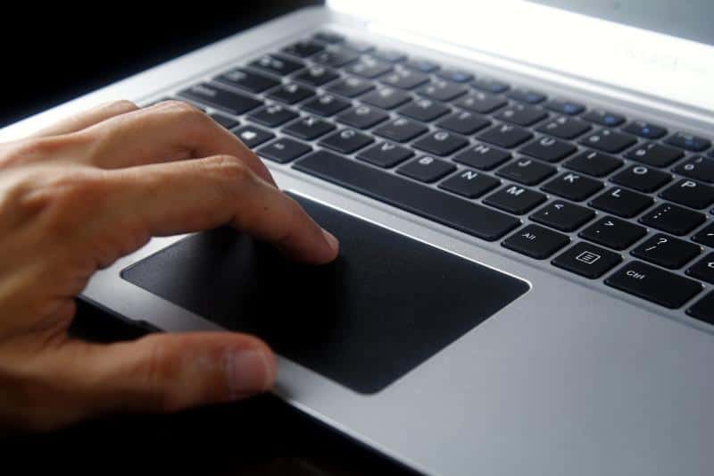person_using_gray_laptop_computer-scopio