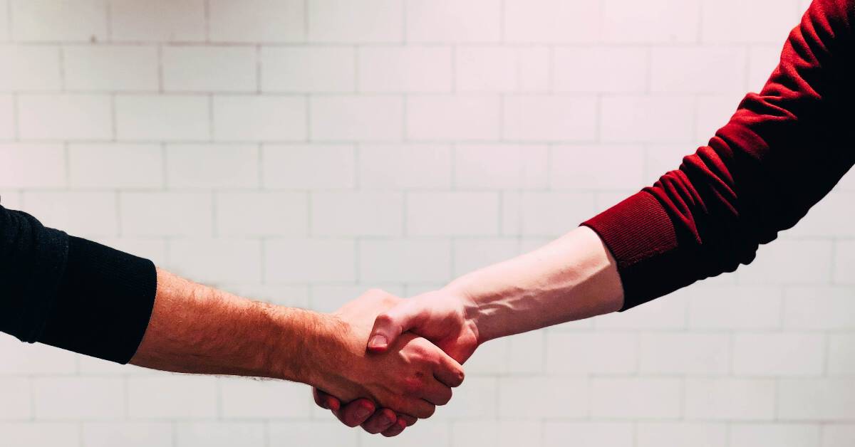 handshake-building good customer relations