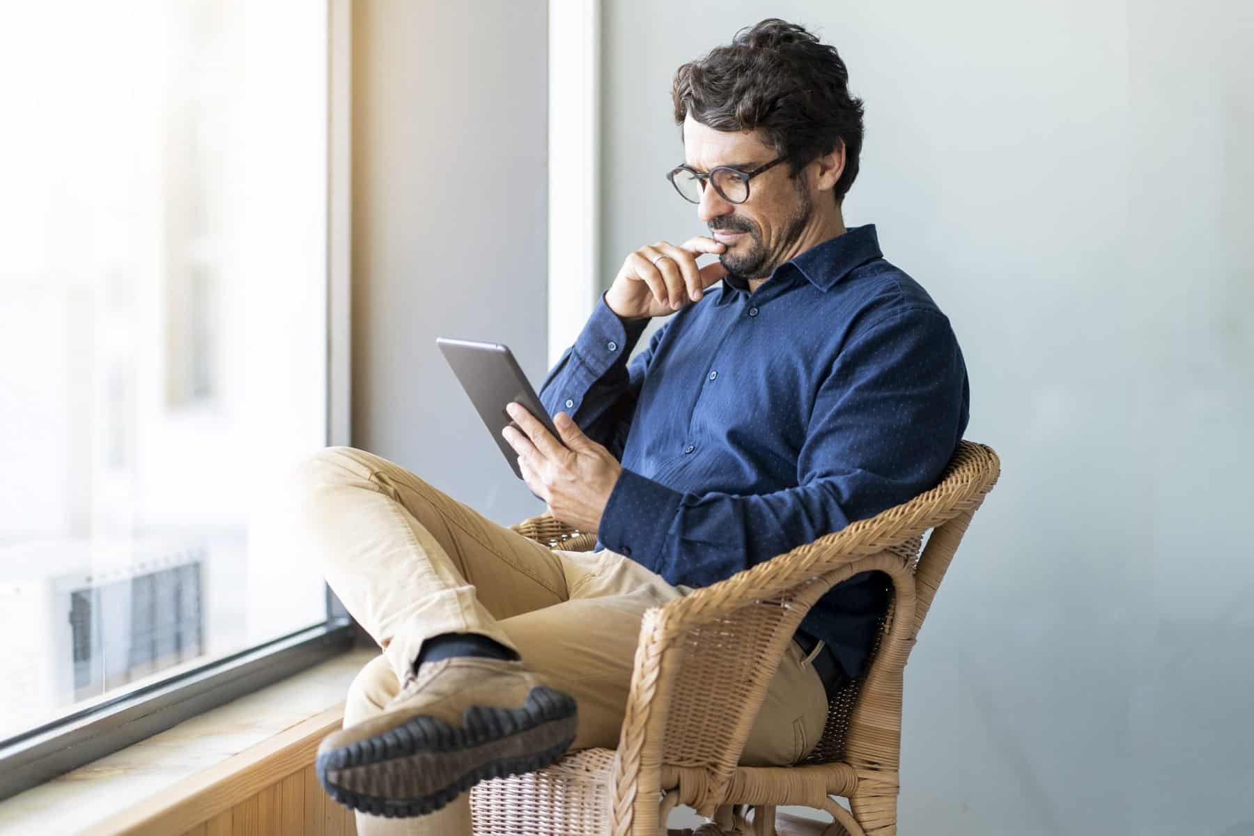 man using tablet scopIO scaled 1
