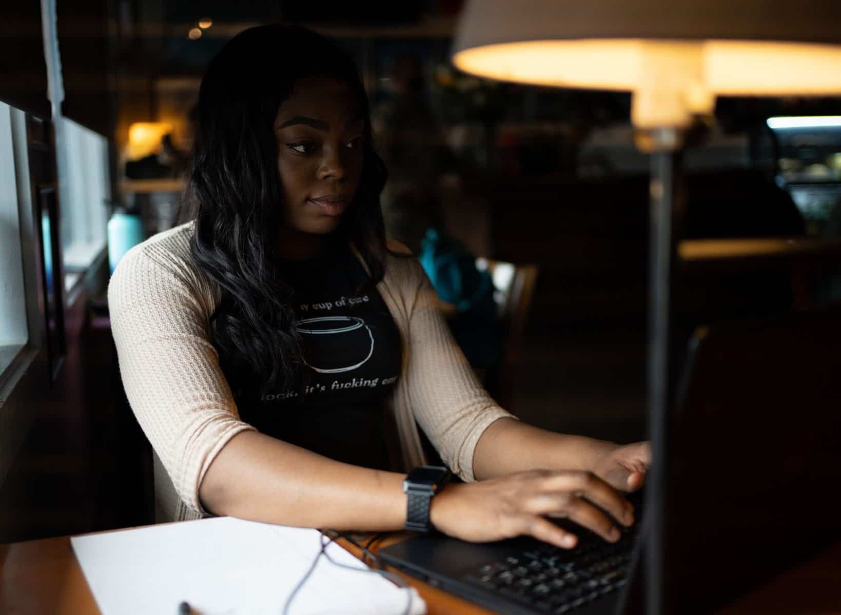 woman using her laptop scopIO scaled 1