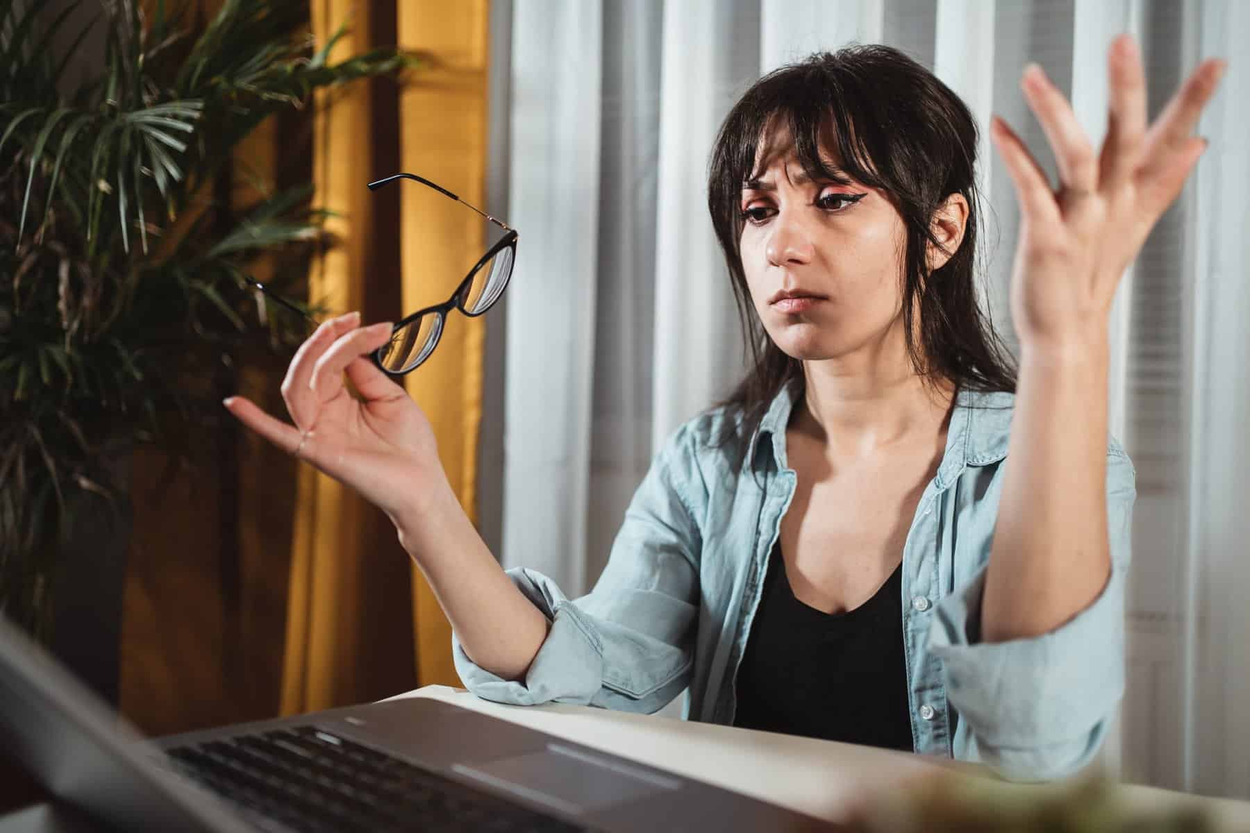 woman using her laptop scoIO scaled 1